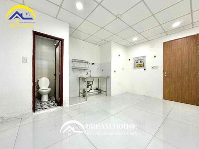 The studio room has air conditioning, which is located near a four-security intersection.