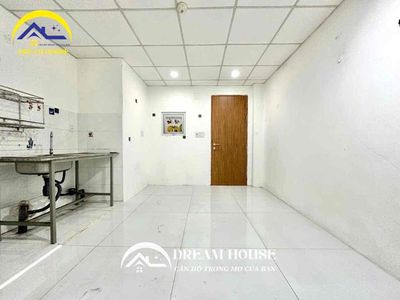 The studio room has air conditioning, which is located near a four-security intersection.