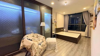 The owner rents two bedrooms 85 meters, full upper-end fireworks view
