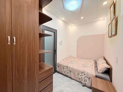 It's the owner who rented the three-room alleyways. Three bathrooms. One living room.