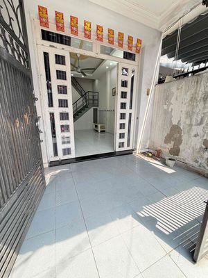 There's a four-foot-two-foot cold machine on the floor. Painting. Tân Phú