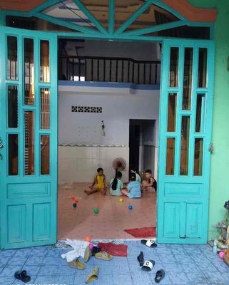 We'll rent a ten-tenth of Vĩnh Lộc through the concrete, clean and clear.