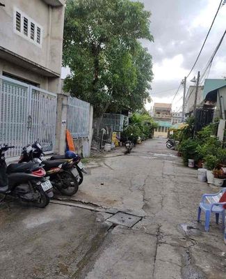 We'll rent a ten-tenth of Vĩnh Lộc through the concrete, clean and clear.
