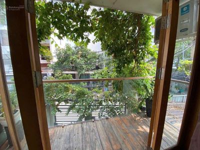The studio full of cool balcony furniture moved in