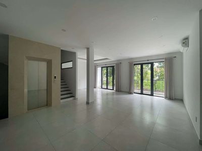 Rent a nice house in the District of two, four stories, area of eight by 20 meters, elevator.