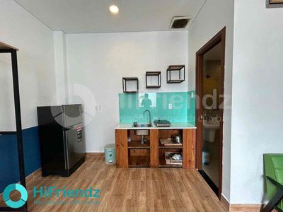 Rent a balcony apartment full of third county furniture near my park.