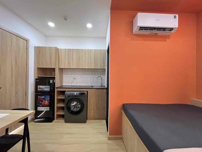 Rent a studio full of furniture with windows 800 meters from the department store.