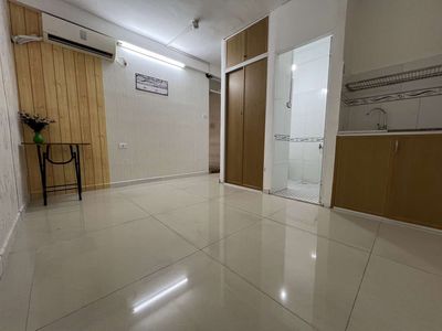 He's renting in his room at 236 Điện Biên Phủ, he's looking at 3.5 million, 3.7 million, 4 million.