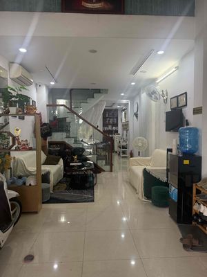 Rent the entire apartment. 1 st 3th floor four bedroom.