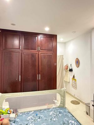 Rent the entire apartment. 1 st 3th floor four bedroom.