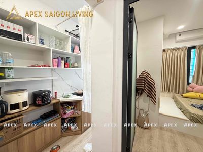 A bedroom that's more than 45 meters wide is right near the green line crossing the 1st district.