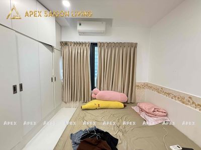 A bedroom that's more than 45 meters wide is right near the green line crossing the 1st district.