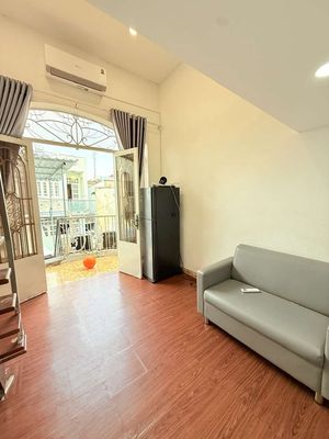 The balcony is full of furniture right next to the county. One district, two near uef.