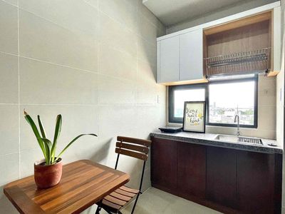 A clear window studio right next to Phú Mỹ comes from the lotte mart