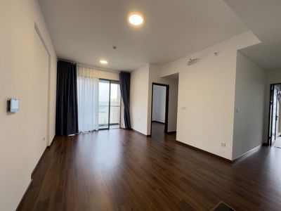 It's the owner who rents the corner of mp678, high-rise, full-time view of the canal.