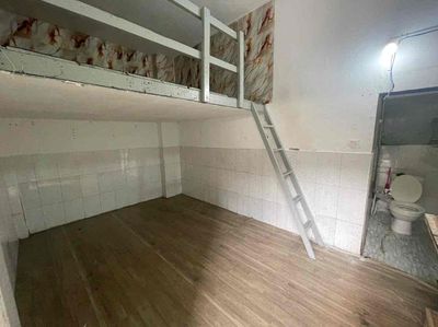 The lower deck of the carts rushed into the kitchen room. The toilets were not co-owners.