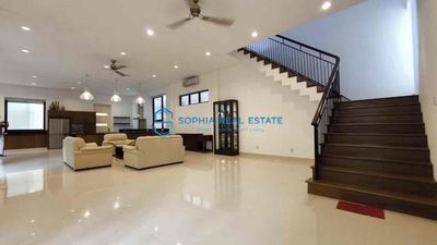 Very rare! It's been a long time since we've been in a modern mansion. Five bedrooms.