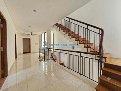 Very rare! It's been a long time since we've been in a modern mansion. Five bedrooms.