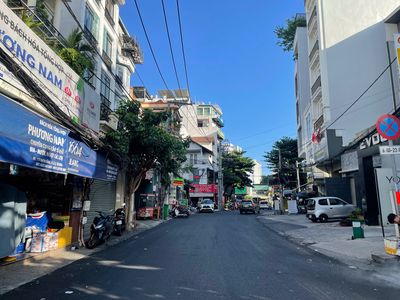 The owner himself rented the 114 B Bạch Đằng flat.