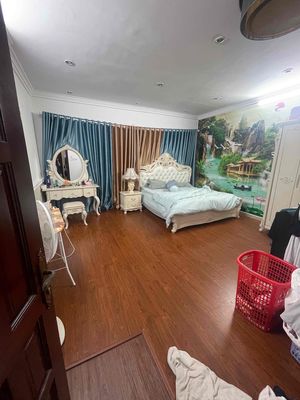 Nice room full of furniture.