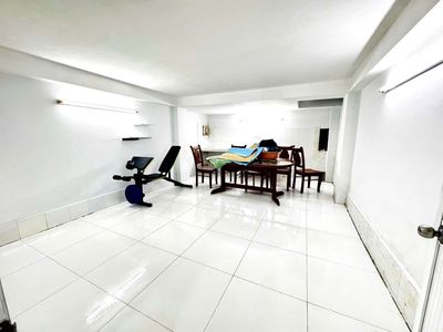 Nice new home, 16 meters wide, three bedrooms near the airport, family.