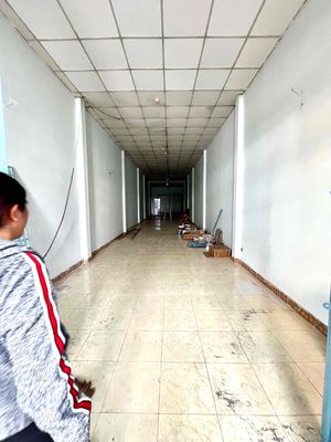 Rent a four-foot-foot-and-a-half-foot-long truckhouse with an empty 40-foot-turple hole.