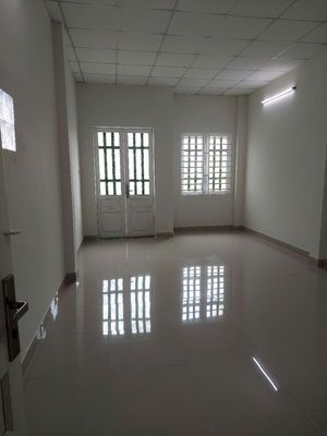 1 st. 2rd floor 3 bedroom 2 toilets - right in the middle of the market - multi-professional, Linh Xuân