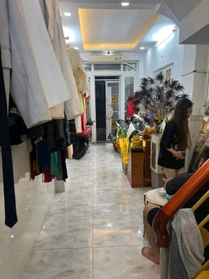 Rent a three-story Nguyễn Thị Tần strip market.