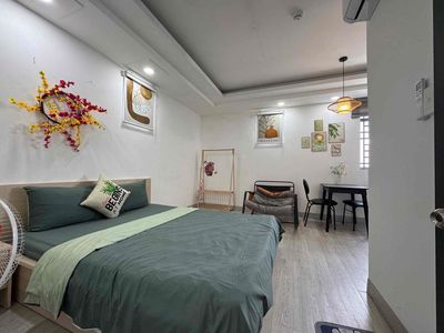 The complete interior room is empty as if it were at the end of Nguyễn Oanh.