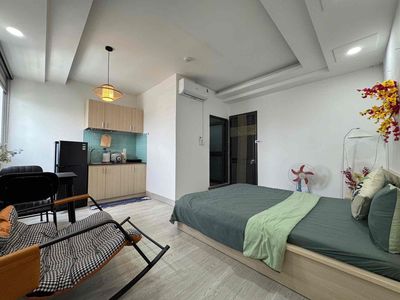 The complete interior room is empty as if it were at the end of Nguyễn Oanh.