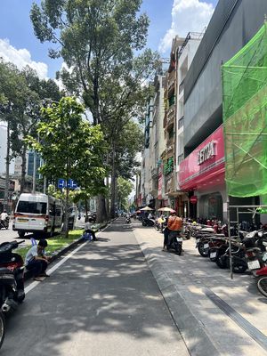 Rent a cash house for 212 Trần Hưng Đạo, elevator by floor.
