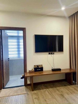 Rent the villa full of furniture on its own. It costs 55 million a month.