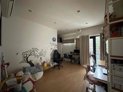 Rent a house in front of Nguyễn Thế Truyện Park.