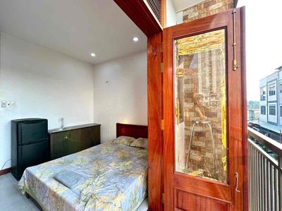 Rent a wide balcony-- Sư Vạn Hạnh, district