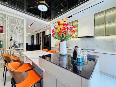 This is a super-beautiful building. Four bedrooms with furniture.