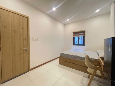 The new service apartment is full of open windows, extremely beautiful.