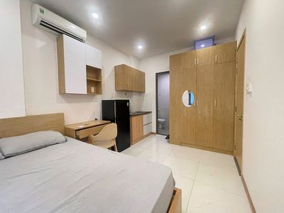 The new service apartment is full of open windows, extremely beautiful.