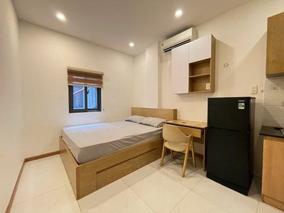 The new service apartment is full of open windows, extremely beautiful.