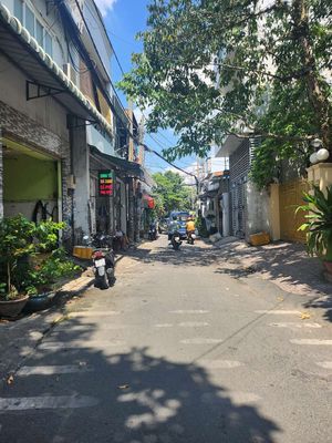 The Đình Nghi Xuân rental house, bt (1 bathroom). Business, empty house.