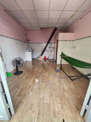 The Đình Nghi Xuân rental house, bt (1 bathroom). Business, empty house.