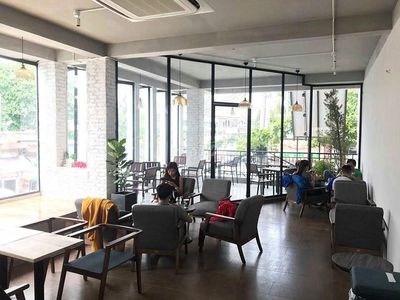 Renting a Nguyễn Tri Phương District 10, multi-disciplinary business.