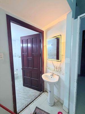 The full balcony room is located in Tô Ngọc Vân.