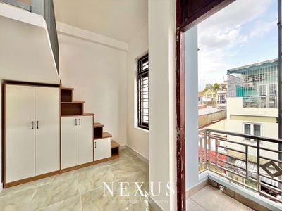 The owner himself rented the balcony room in the Lit, Mã Lò