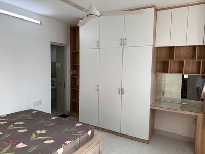 The LQMER suite near USBERN, full interior, open air-wind window