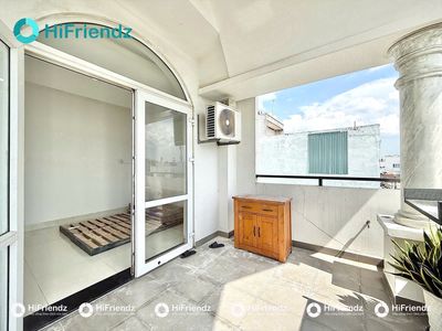 2 large balcony bedrooms at the entire interior of armal canal.