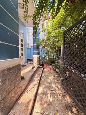The chill Green House (9 x19 m) courtyard is five rooms wide, secure.
