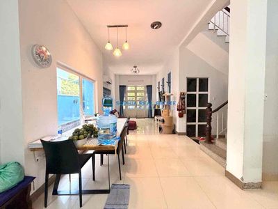 The chill Green House (9 x19 m) courtyard is five rooms wide, secure.
