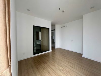 Three bedrooms plus three of the basic interior toilets cost 7.5 million a month.