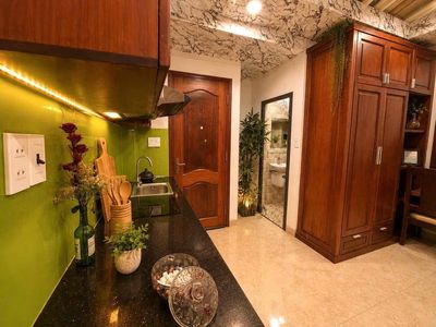 The west lodge room blended 900 meters from the metro.