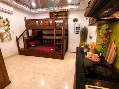 The west lodge room blended 900 meters from the metro.